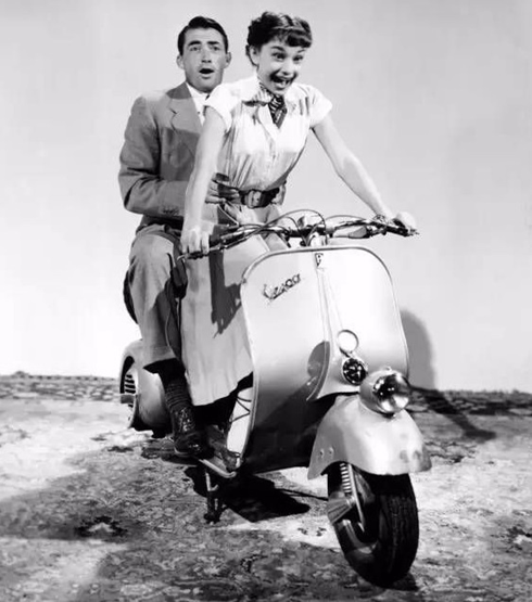 好莱坞经典黑白电影《罗马假日》里赫本所骑的vespa摩托车,也能摇身一